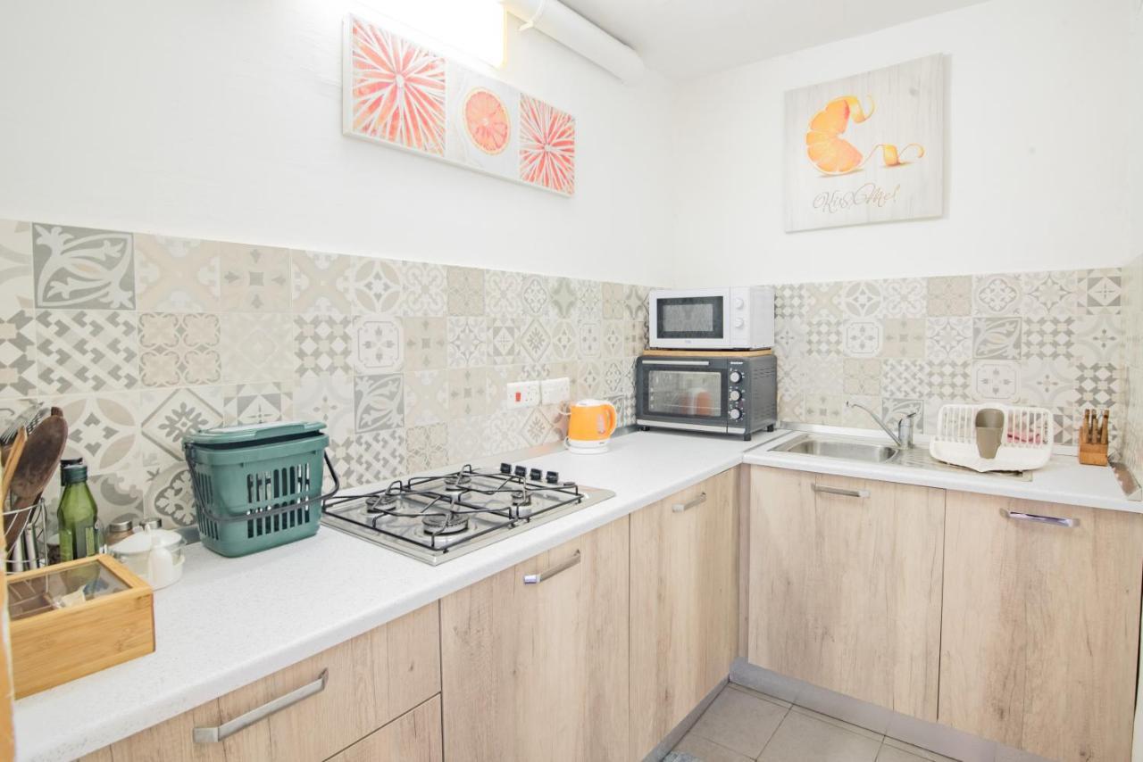 Central Villa Flatlet With Pool - Free Parking And Wifi Lija Exterior photo